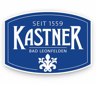 Blaues Kastner-Logo-Schild mit Seit 1559 und Bad Leonfelden, weiße Verzierungen.
